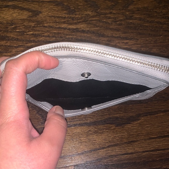 Marc Jacobs Empire City Travel Wallet with Strap light gray - Picture 8 of 16